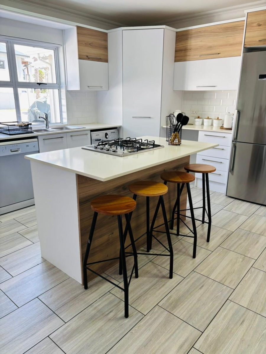 To Let 3 Bedroom Property for Rent in Aston Bay Eastern Cape